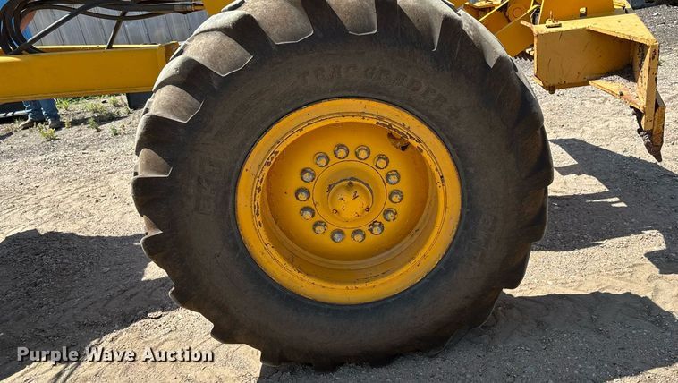 image for item DZ8724 1980 John Deere 670A motor grader