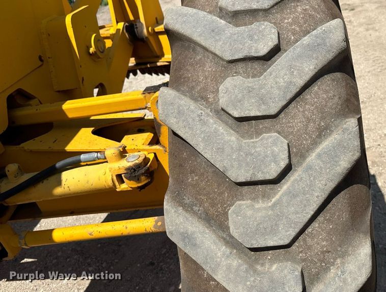 image for item DZ8724 1980 John Deere 670A motor grader