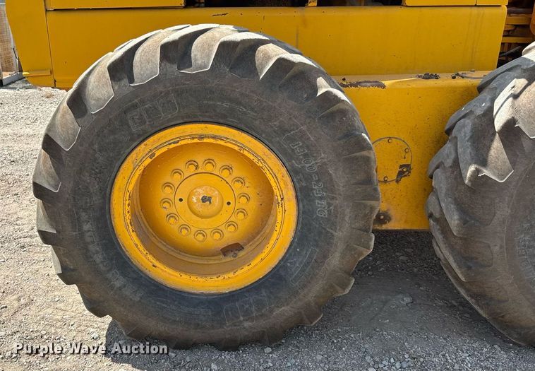 image for item DZ8724 1980 John Deere 670A motor grader