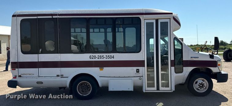 image for item DZ8761 2012 Ford E350 shuttle bus