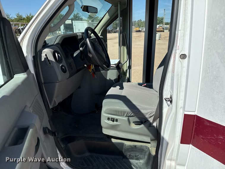 image for item DZ8761 2012 Ford E350 shuttle bus