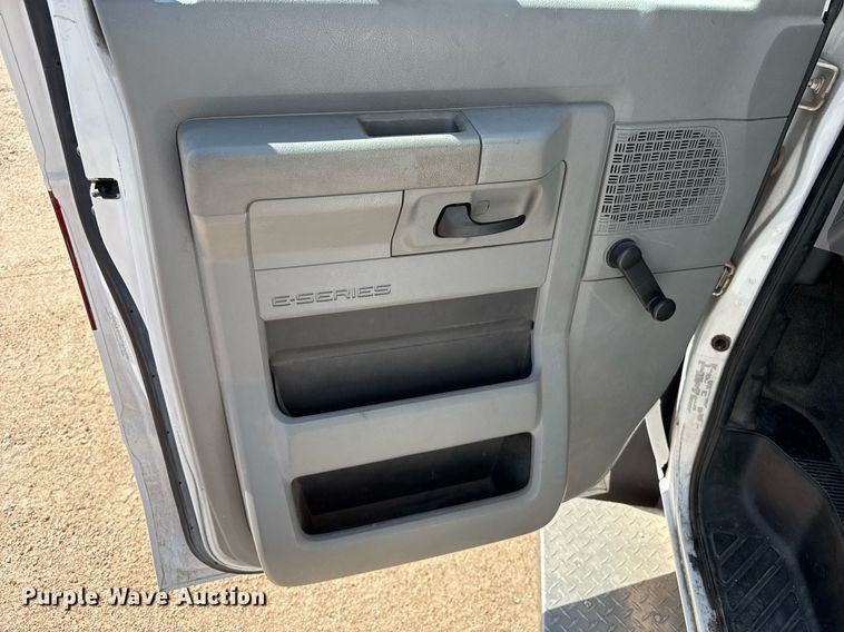 image for item DZ8761 2012 Ford E350 shuttle bus