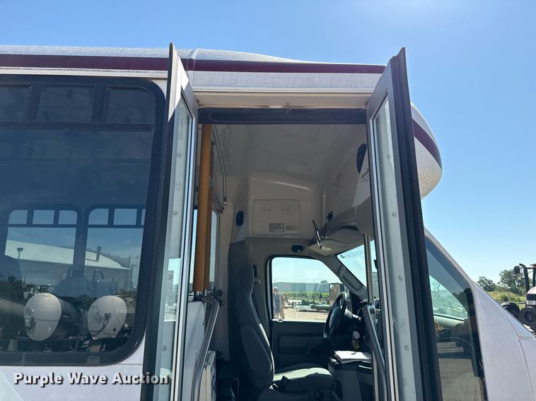 image for item DZ8761 2012 Ford E350 shuttle bus