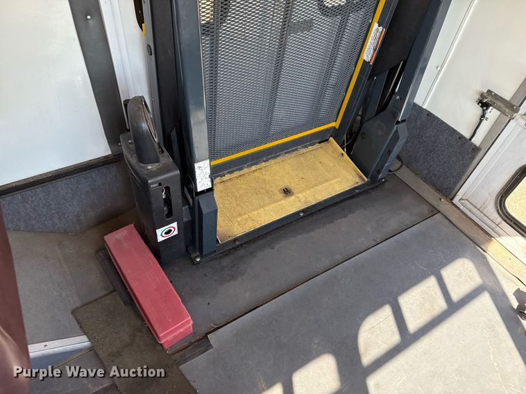 image for item DZ8761 2012 Ford E350 shuttle bus