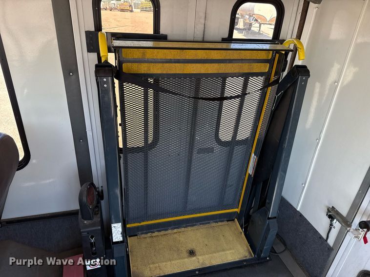 image for item DZ8761 2012 Ford E350 shuttle bus