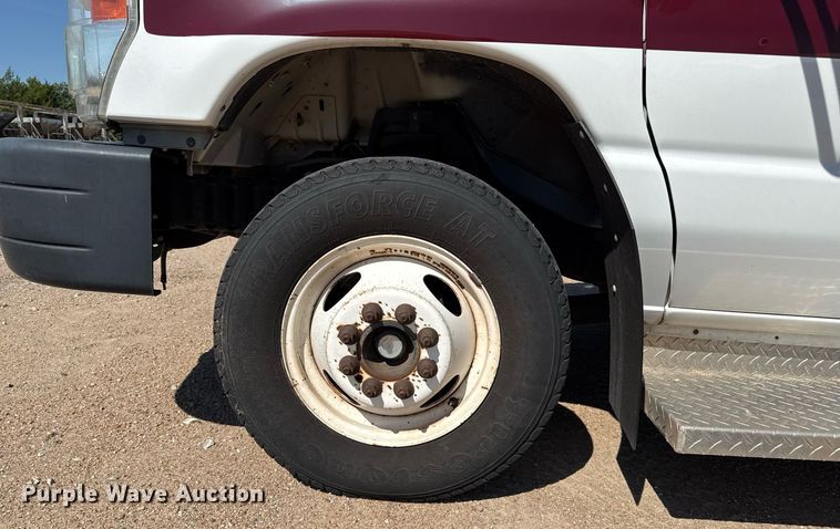 image for item DZ8761 2012 Ford E350 shuttle bus