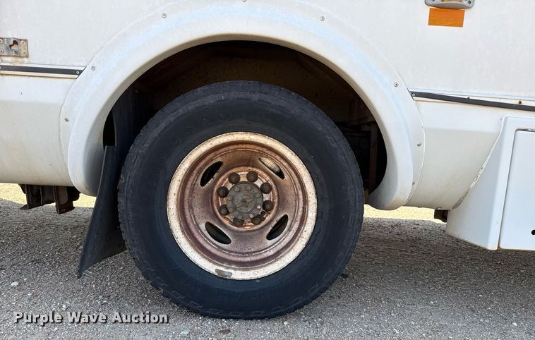 image for item DZ8761 2012 Ford E350 shuttle bus