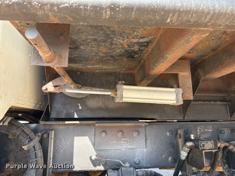 image for item DZ8762 2000 Peterbilt 330 dump truck