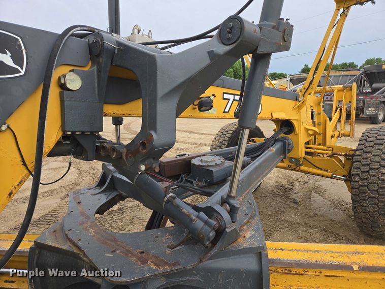image for item EB0976 2008 John Deere 772D motor grader