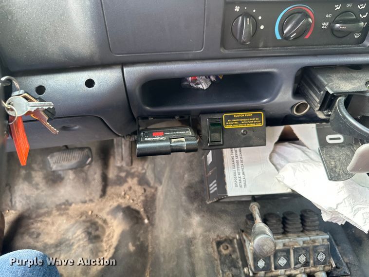 image for item EB2794 2000 Ford F550 dump truck