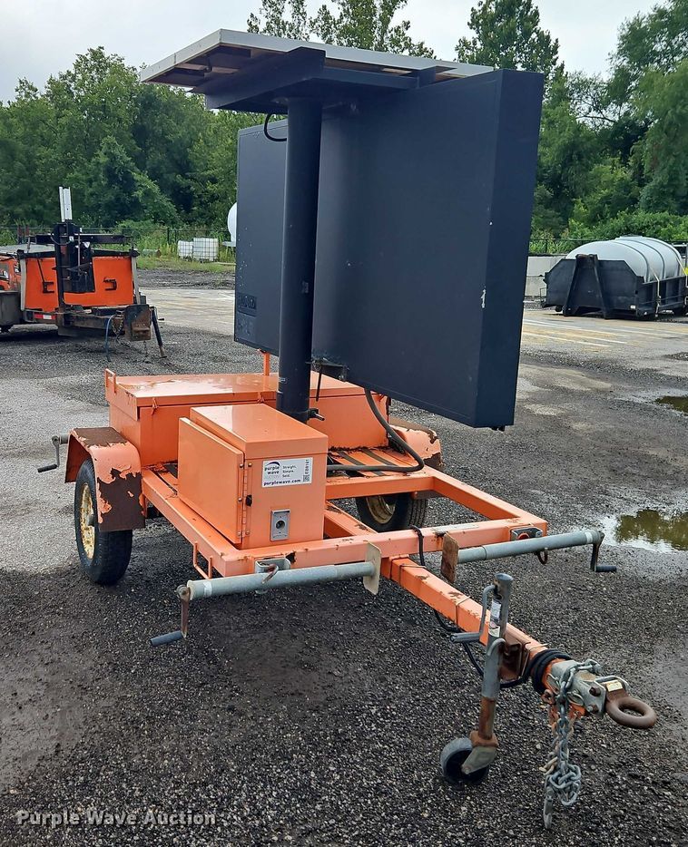 image for item EB8181 2007 American Signal message board trailer