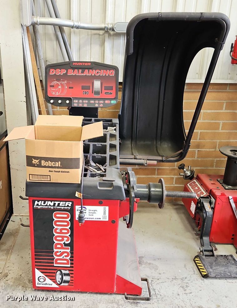 image for item EB8200 Hunter DSP9600 tire balancer