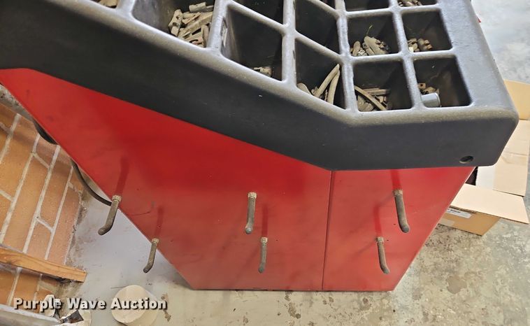 image for item EB8200 Hunter DSP9600 tire balancer