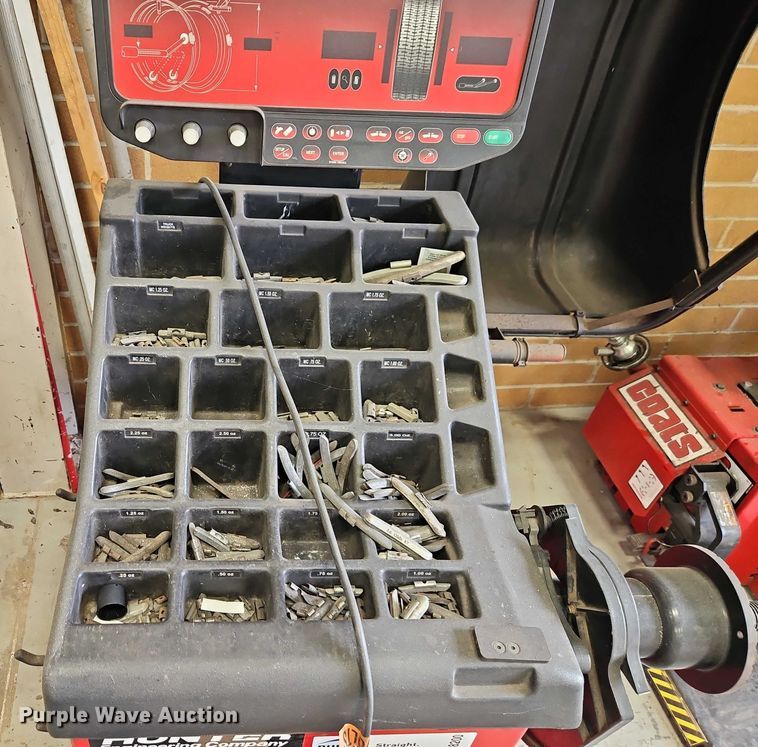 image for item EB8200 Hunter DSP9600 tire balancer