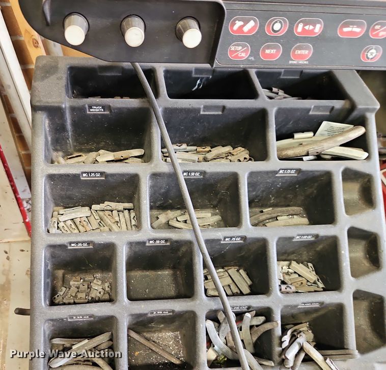 image for item EB8200 Hunter DSP9600 tire balancer