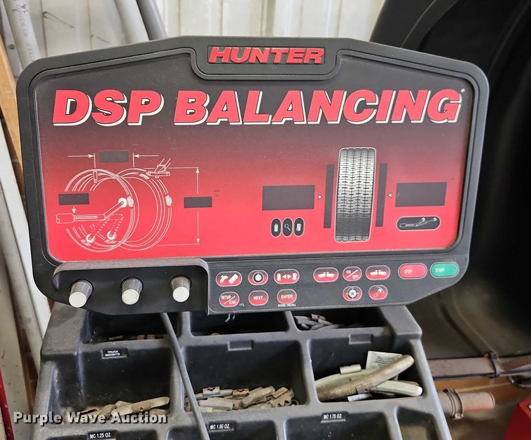 image for item EB8200 Hunter DSP9600 tire balancer