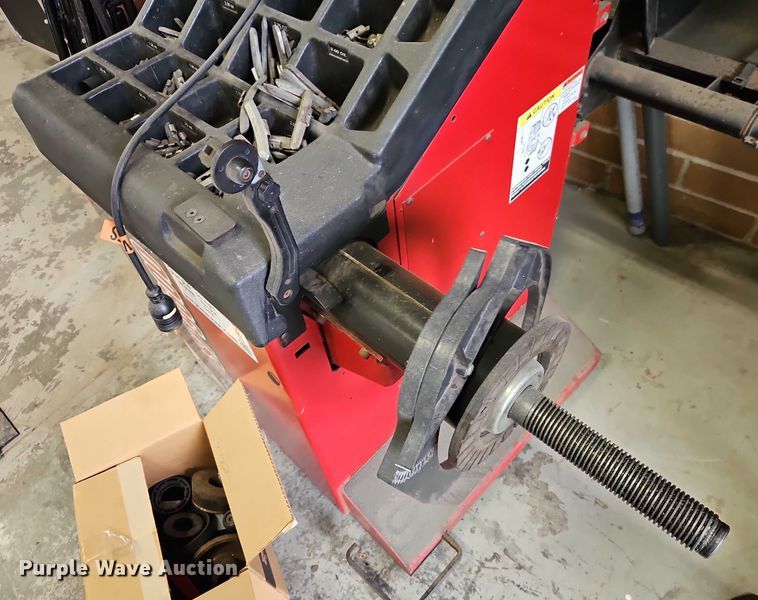 image for item EB8200 Hunter DSP9600 tire balancer