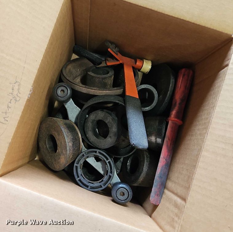 image for item EB8200 Hunter DSP9600 tire balancer