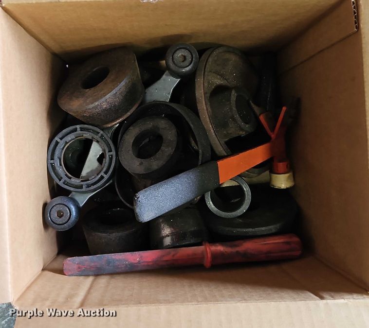 image for item EB8200 Hunter DSP9600 tire balancer