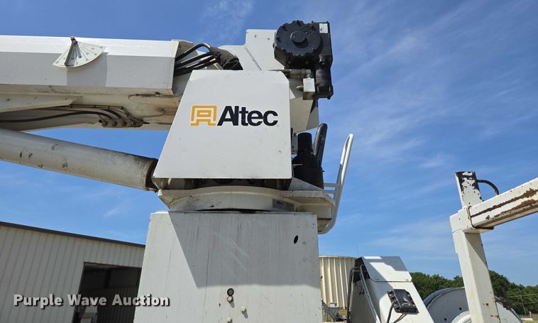 image for item ED2155 2009 Freightliner Business Class M2 digger derrick truck