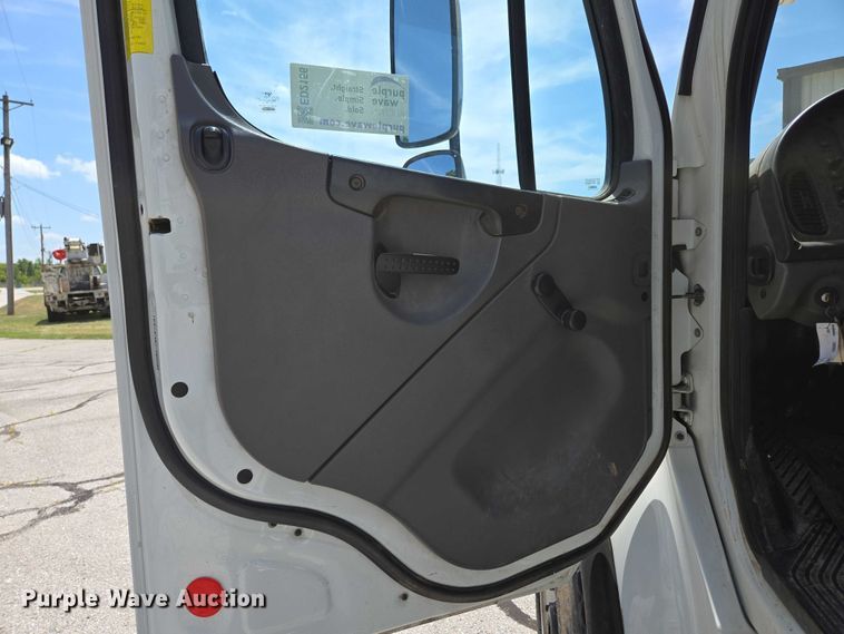 image for item ED2156 2011 Freightliner Business Class M2 bucket truck