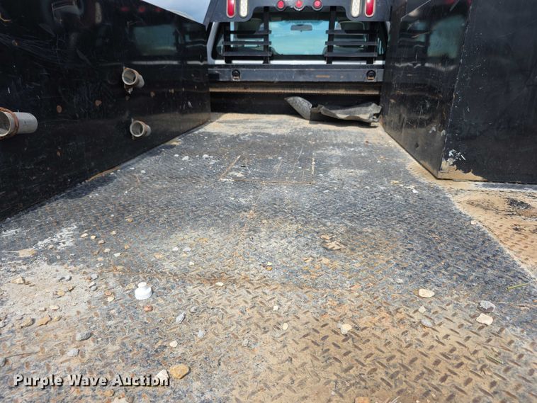 image for item EF3611 2013 Ford  F550 XL Super Duty flatbed truck