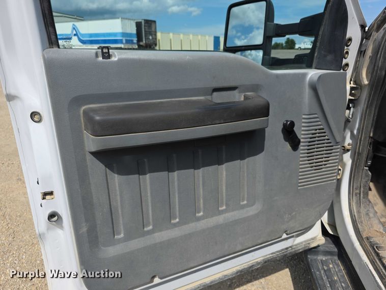 image for item EF3611 2013 Ford  F550 XL Super Duty flatbed truck