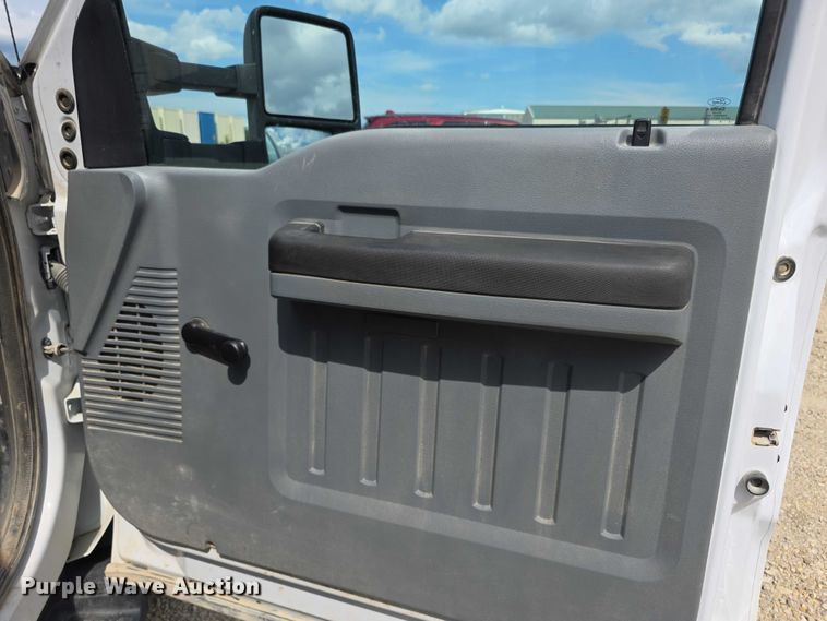 image for item EF3611 2013 Ford  F550 XL Super Duty flatbed truck