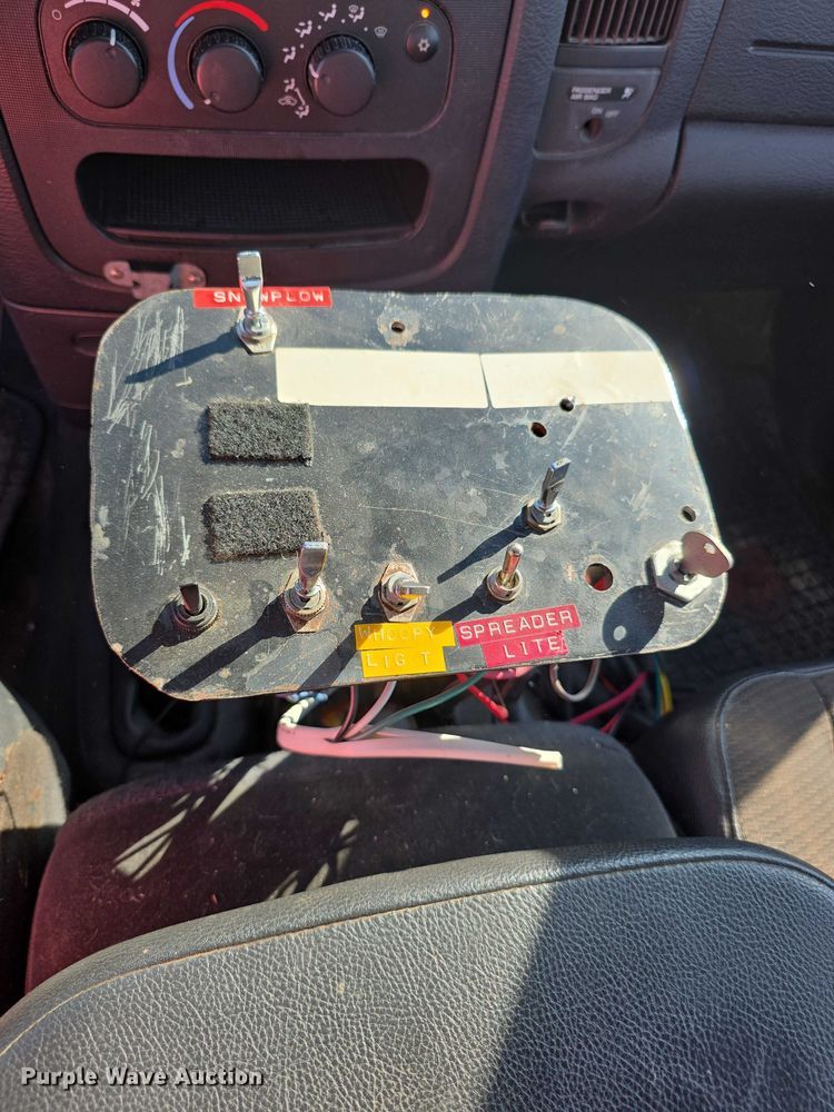 image for item EF3614 2005 Dodge Ram 3500 flatbed pickup truck