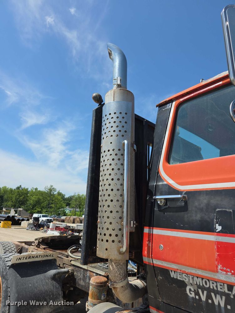 image for item EF3636 1984 ford LTL9000 semi truck