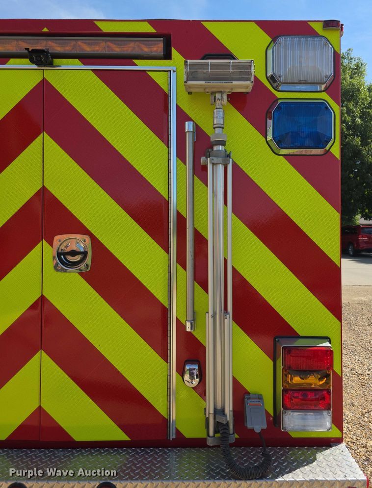 image for item EF3647 2006 GMC C5500 rescue vehicle