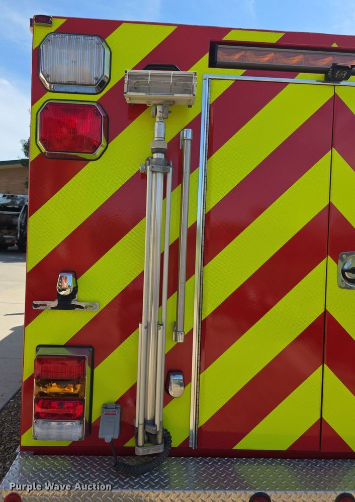 image for item EF3647 2006 GMC C5500 rescue vehicle