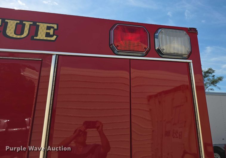 image for item EF3647 2006 GMC C5500 rescue vehicle