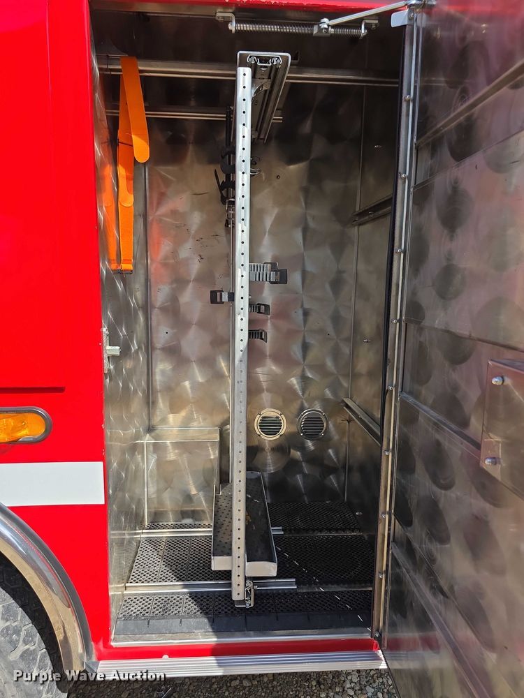 image for item EF3647 2006 GMC C5500 rescue vehicle