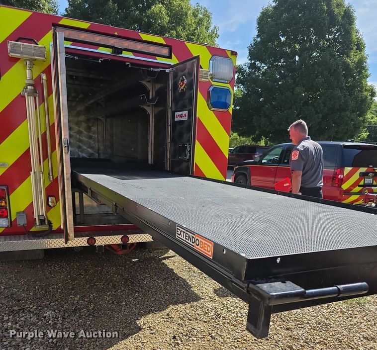 image for item EF3647 2006 GMC C5500 rescue vehicle