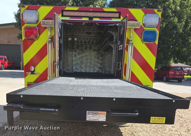 image for item EF3647 2006 GMC C5500 rescue vehicle