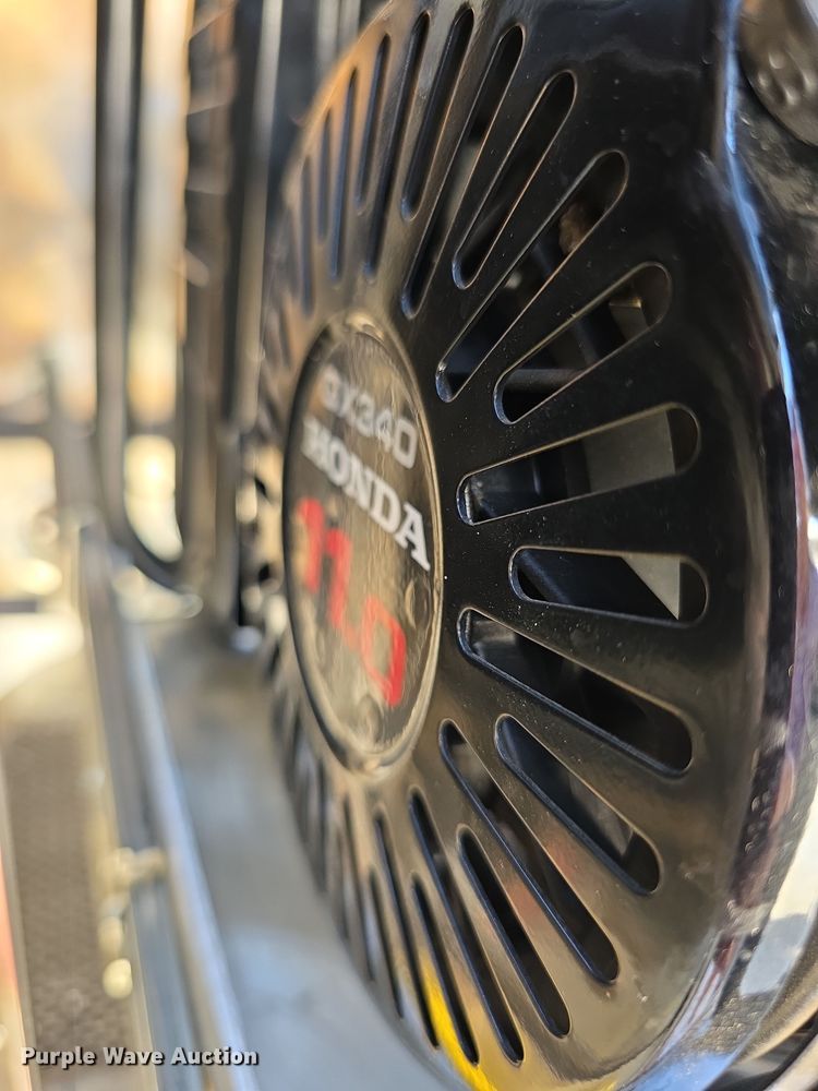 image for item EF3647 2006 GMC C5500 rescue vehicle