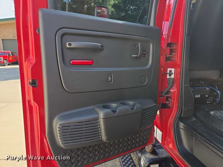 image for item EF3647 2006 GMC C5500 rescue vehicle