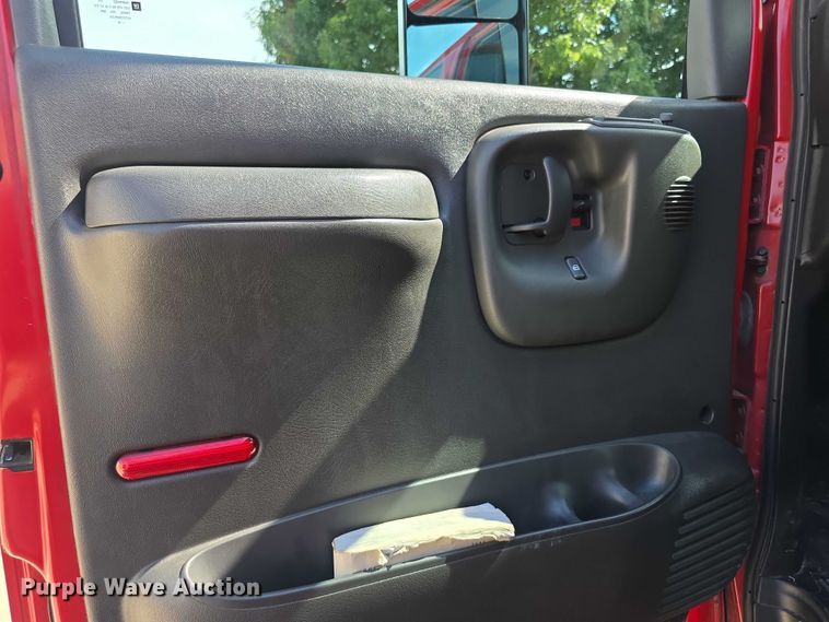 image for item EF3647 2006 GMC C5500 rescue vehicle