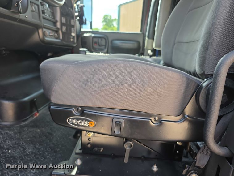 image for item EF3647 2006 GMC C5500 rescue vehicle