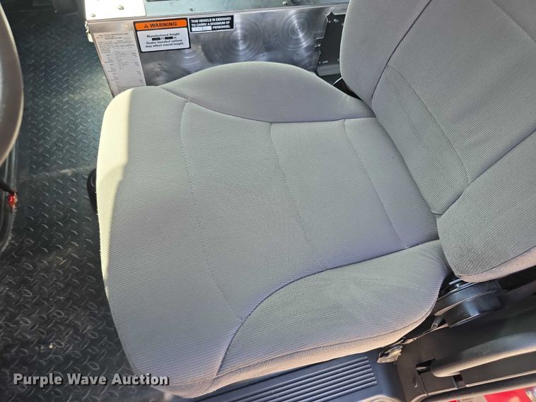 image for item EF3647 2006 GMC C5500 rescue vehicle