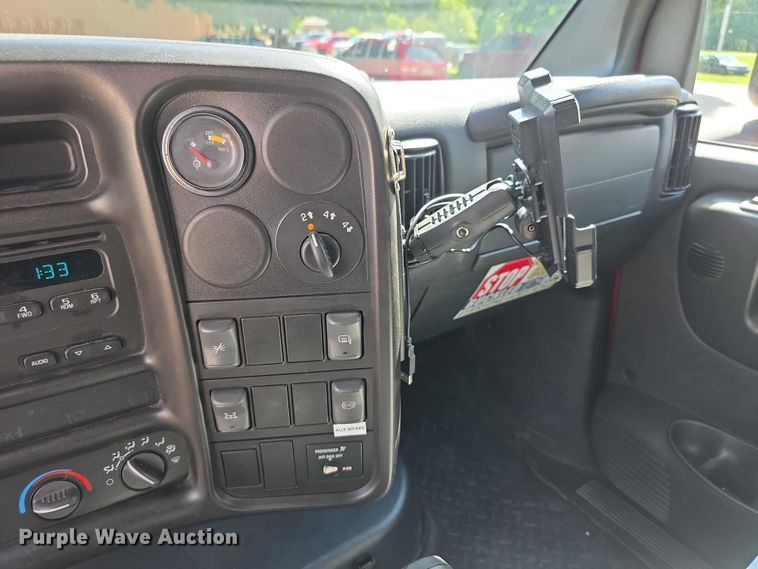 image for item EF3647 2006 GMC C5500 rescue vehicle