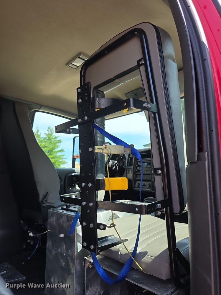 image for item EF3647 2006 GMC C5500 rescue vehicle