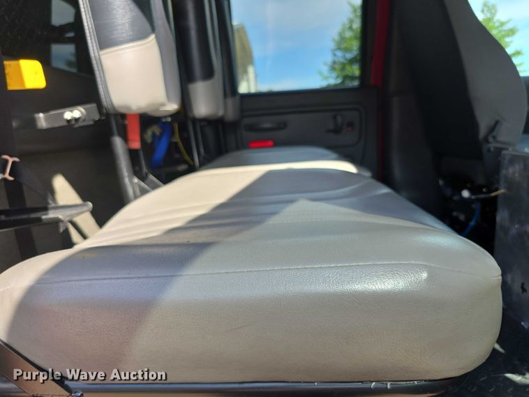 image for item EF3647 2006 GMC C5500 rescue vehicle