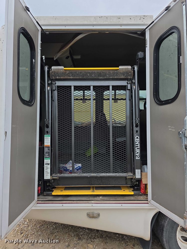 image for item EF3674 2010 Ford E350 Super Duty shuttle bus