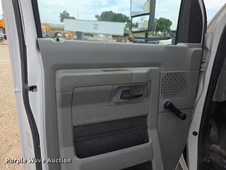 image for item EF3674 2010 Ford E350 Super Duty shuttle bus