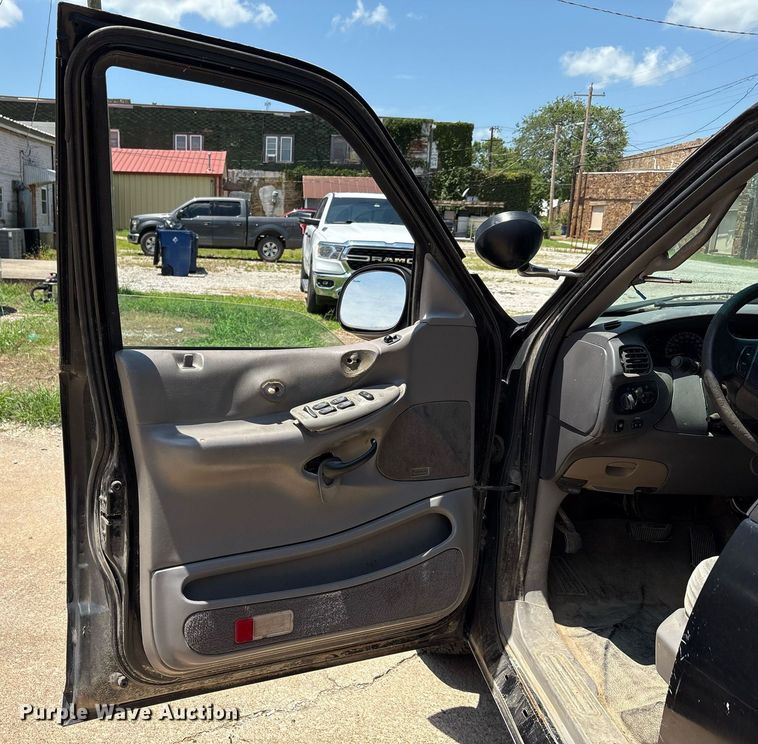 image for item EG8136 2001 Ford Expedition XLT SUV