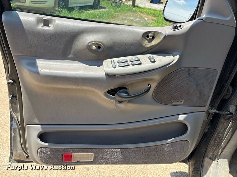 image for item EG8136 2001 Ford Expedition XLT SUV