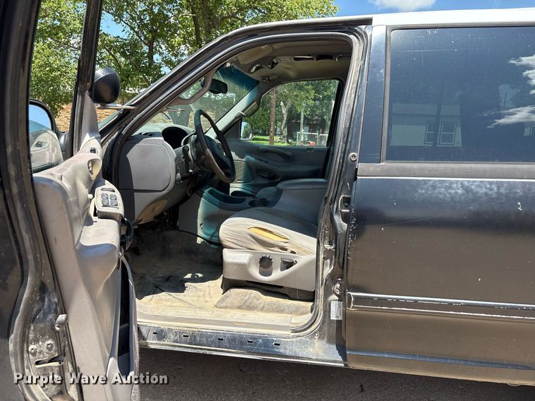 image for item EG8136 2001 Ford Expedition XLT SUV