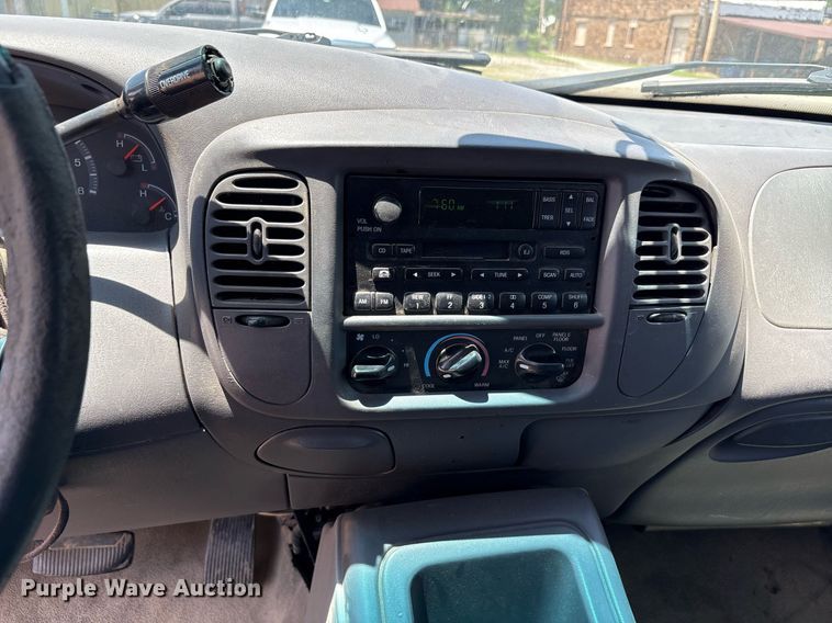 image for item EG8136 2001 Ford Expedition XLT SUV